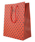 O vermelho personalizou o saco do presente do Natal dos sacos de papel com corda vermelha/bonito impresso