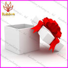 Caixa de papel do cartão luxuoso elegante do presente com a fita de seda vermelha