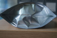 De prata lisos lustrosos levantam-se o Ziplock de empacotamento do malote da folha para o empacotamento de alimento