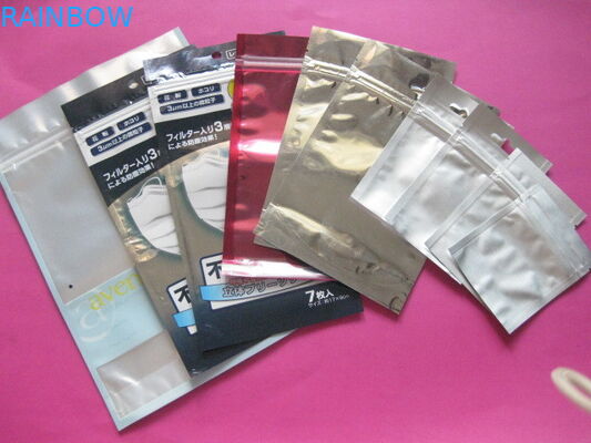 120 o lado do mic três selou o saco do petisco que empacota com parte superior do fecho de correr com a armadilha do Gravure impressa