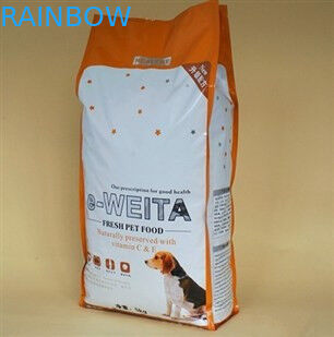 O cachorrinho de 500 gramas levanta-se o malote plástico do empacotamento de alimento com zíper