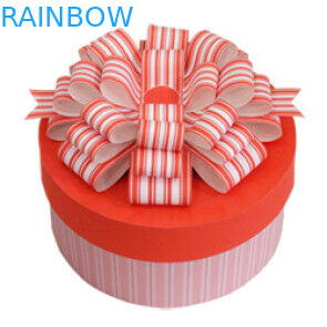 Cilindro de papel - rosa de empacotamento dado forma da caixa de presente para o bolo de aniversário