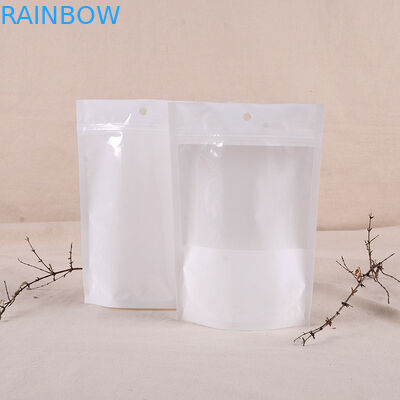 Levante-se o malote da folha de alumínio que empacota o logotipo impresso para o alimento