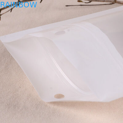 Levante-se o malote da folha de alumínio que empacota o logotipo impresso para o alimento