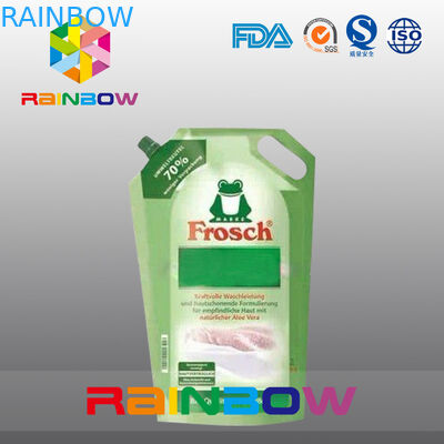 A folha de alumínio levanta-se o malote do bico com furo da mão para o empacotamento do detergente para a roupa