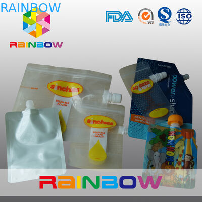 A folha de alumínio levanta-se o malote do bico com furo da mão para o empacotamento do detergente para a roupa