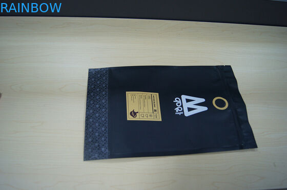 Os malotes plásticos de Moyee que empacotam preto matte levantam-se o malote com o saco de café da válvula