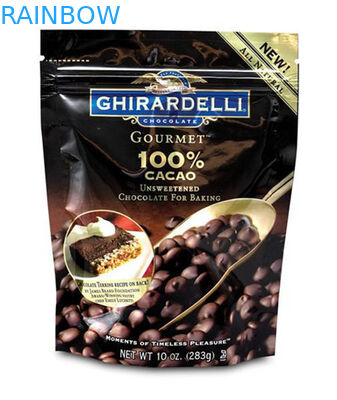 O empacotamento dos malotes plásticos de feijão de café da folha de alumínio levanta-se o saco com válvula