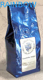 O empacotamento dos malotes plásticos de feijão de café da folha de alumínio levanta-se o saco com válvula