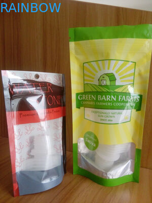 Levante-se o recipiente plástico enchido com as sementes do cannabis/sacos de Noni com zíper