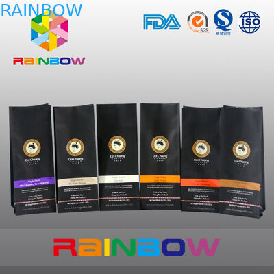 O empacotamento preto dos malotes plásticos de 70g 100g 250g 500g levanta-se o saco de feijão do café com válvula