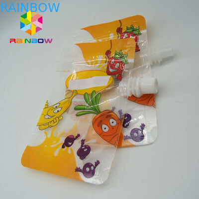 Bebida clara os malotes jorrados, líquido plástico levantam-se o malote com parte superior do bico