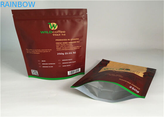 O fechamento plástico preto do fecho de correr dos sacos da embalagem de Mylar representa acima o café e o chá