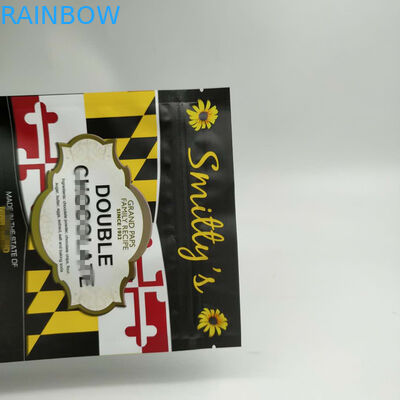 Levante-se o saco do petisco que empacota o canto redondo do selo três lateral com zíper