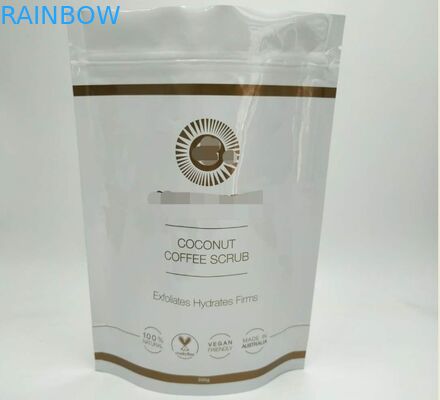 O saco de empacotamento cosmético lustroso branco, está acima o saco da folha de alumínio para o corpo embebe