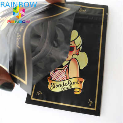 O lado três selou os malotes plásticos que empacotam para acessórios da roupa/menina