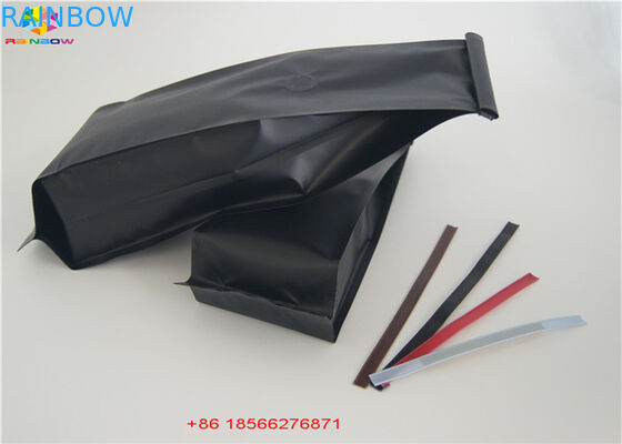 De prata lustrosos levantam-se o material plástico claro de empacotamento do saco da folha de alumínio do malote