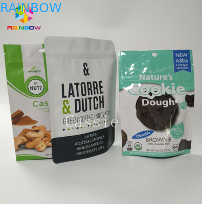 Os sacos feitos sob encomenda de grande resistência do petisco, levantam-se o malote que empacota para a soldadura térmica das porcas