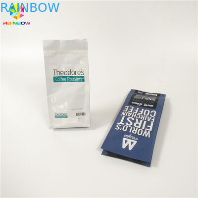 O empacotamento do pó dos feijões de café impresso levanta-se os malotes plásticos para empacotar feijões secos