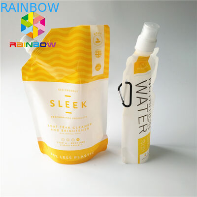 Os sacos líquidos do bico da bebida plástica, bebida do suco de fruto levantam-se malotes com tampão