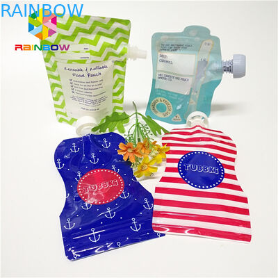 Os sacos líquidos do bico da bebida plástica, bebida do suco de fruto levantam-se malotes com tampão