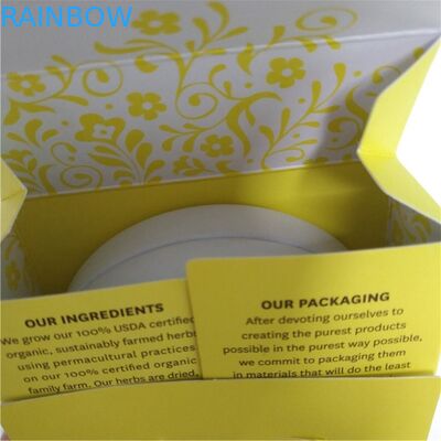 A prova do cheiro dos doces levanta-se o tampão de empacotamento do metal da erva daninha do malote que grava em volta das latas de lata do alimento