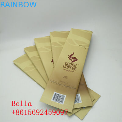 A superfície do resíduo metálico levanta-se os feijões de café do saco do reforço do lado do malote do zíper que empacotam com válvula