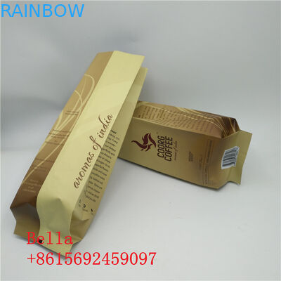 A superfície do resíduo metálico levanta-se os feijões de café do saco do reforço do lado do malote do zíper que empacotam com válvula