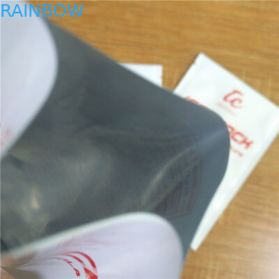 A marca própria está ensaca acima o pó da nutrição do suplemento 30g que empacota com logotipo feito sob encomenda