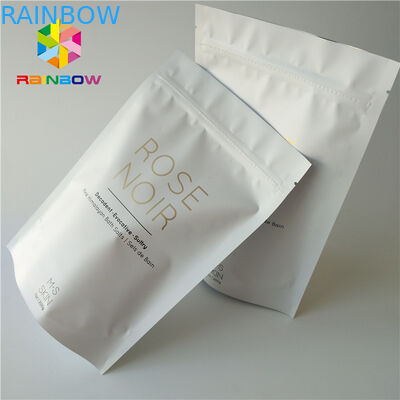 Plásticos brancos estão acima o corpo esfregam o saco de empacotamento cosmético para o sal do mar que banha cuidados com a pele