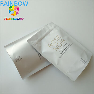 Plásticos brancos estão acima o corpo esfregam o saco de empacotamento cosmético para o sal do mar que banha cuidados com a pele