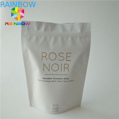 Plásticos brancos estão acima o corpo esfregam o saco de empacotamento cosmético para o sal do mar que banha cuidados com a pele