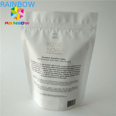 Plásticos brancos estão acima o corpo esfregam o saco de empacotamento cosmético para o sal do mar que banha cuidados com a pele