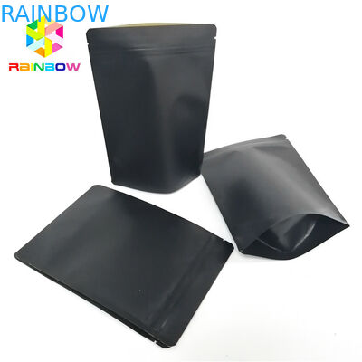 O saco de papel preto de Kraft que empacota o logotipo feito sob encomenda levanta-se o fechamento reciclável do fecho de correr do malote