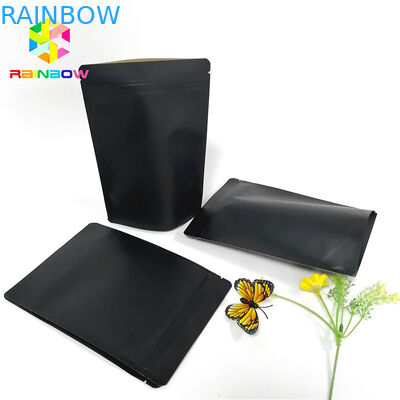 O saco de papel preto de Kraft que empacota o logotipo feito sob encomenda levanta-se o fechamento reciclável do fecho de correr do malote