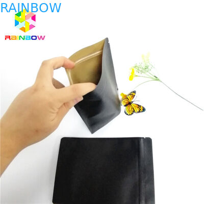 O saco de papel preto de Kraft que empacota o logotipo feito sob encomenda levanta-se o fechamento reciclável do fecho de correr do malote