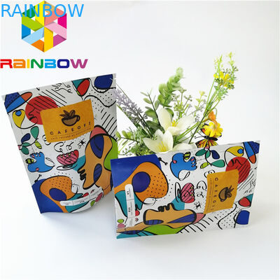 A impressão de Digitas está acima sacos de empacotamento da folha lamina o logotipo material personalizado