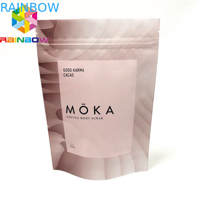 O malote plástico de pouco peso que empacota, produto comestível está acima o saco para o corpo de Cbd esfrega