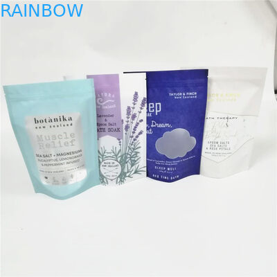 O corpo esfrega levanta-se o saco da folha de alumínio com o zíper para o sal cor-de-rosa do essention