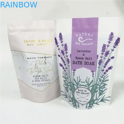 O corpo esfrega levanta-se o saco da folha de alumínio com o zíper para o sal cor-de-rosa do essention