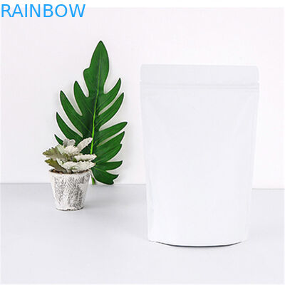 O corpo esfrega a folha de alumínio plástica levanta-se o malote com zíper