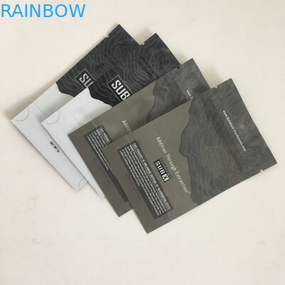 Suporte da prova do cheiro acima dos sacos de Mylar dos malotes com os malotes plásticos da flor Ziplock do cannabis 1g com a janela clara do furo do gancho