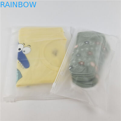 Fábrica por atacado T-shirt plástico transparente roupa saco de embalagem com fecho e gancho