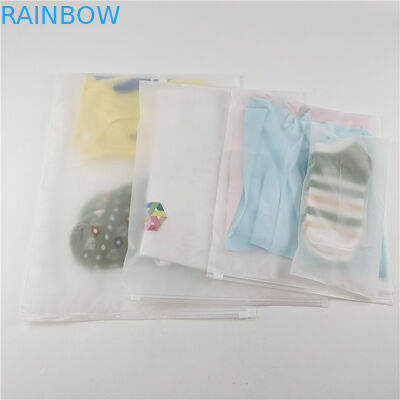 Fábrica por atacado T-shirt plástico transparente roupa saco de embalagem com fecho e gancho