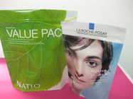 O empacotamento cosmético dos malotes plásticos da impressão representa acima La Roche Posay