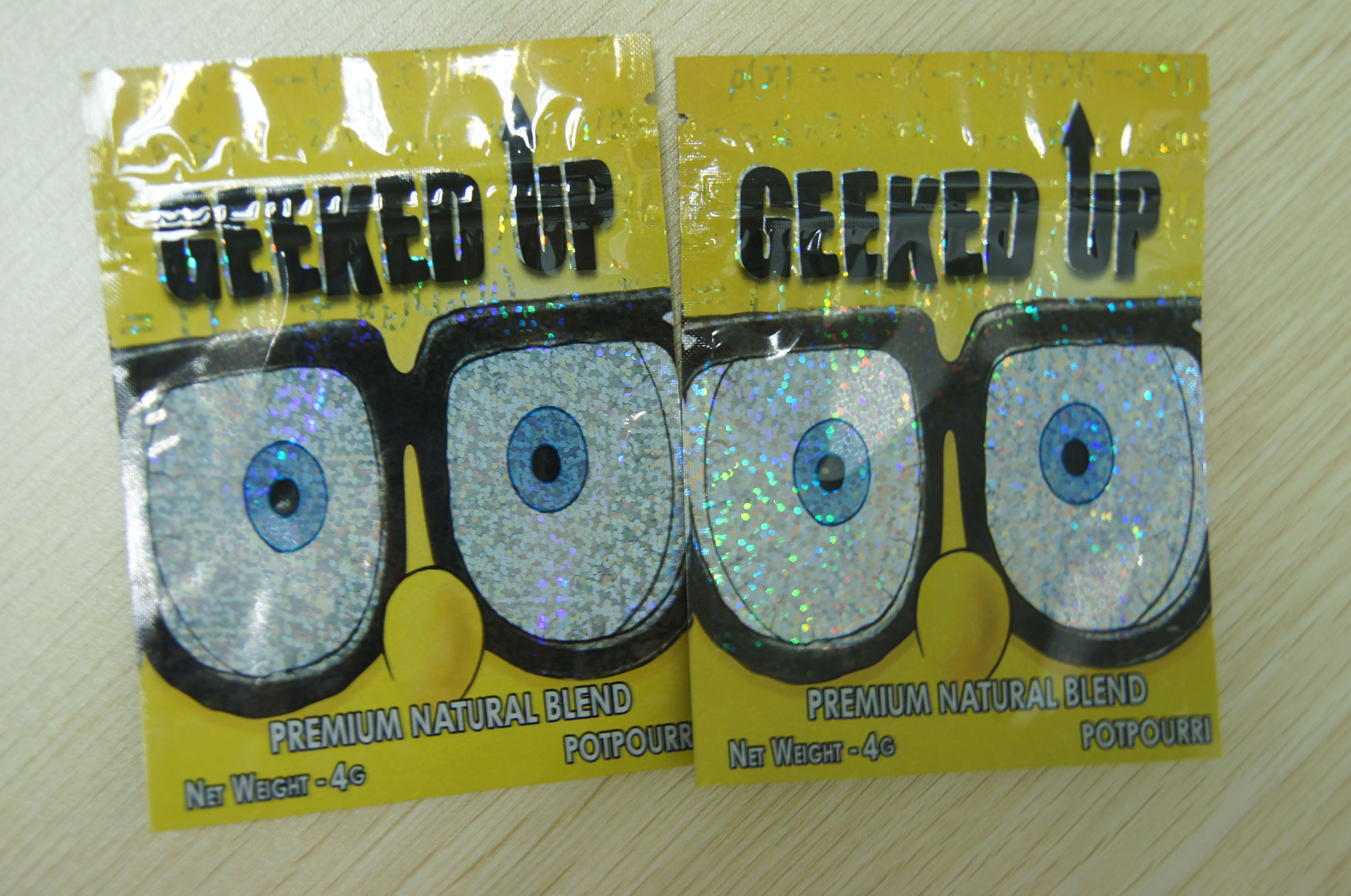 O incenso erval Ziplock que empacota o plástico GEEKED do filme do laser 4g LEVANTA o amarelo