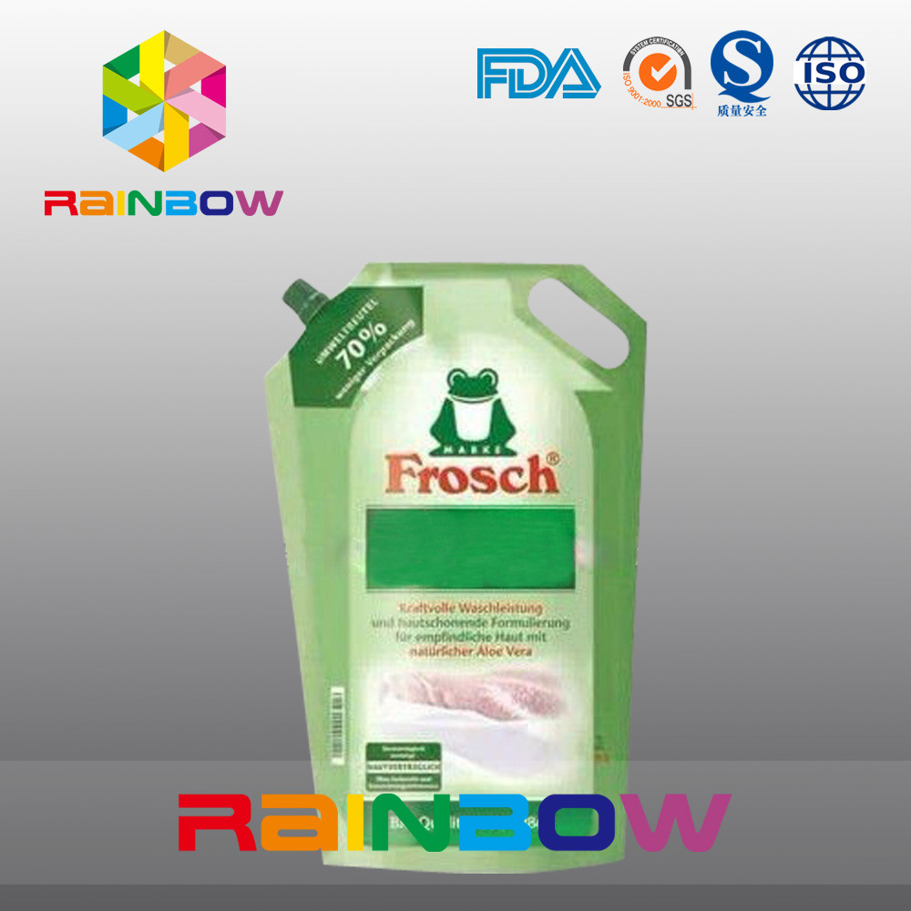 A folha de alumínio levanta-se o malote do bico com furo da mão para o empacotamento do detergente para a roupa