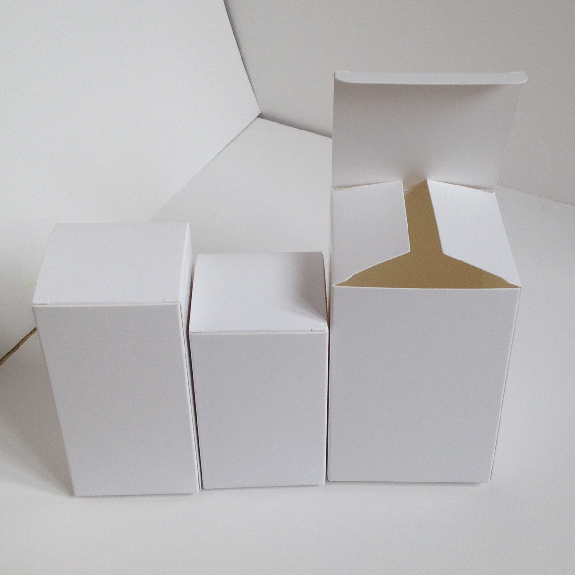 Caixa de papel dos doces brancos do perfume da jóia do cartão que empacota impresso não