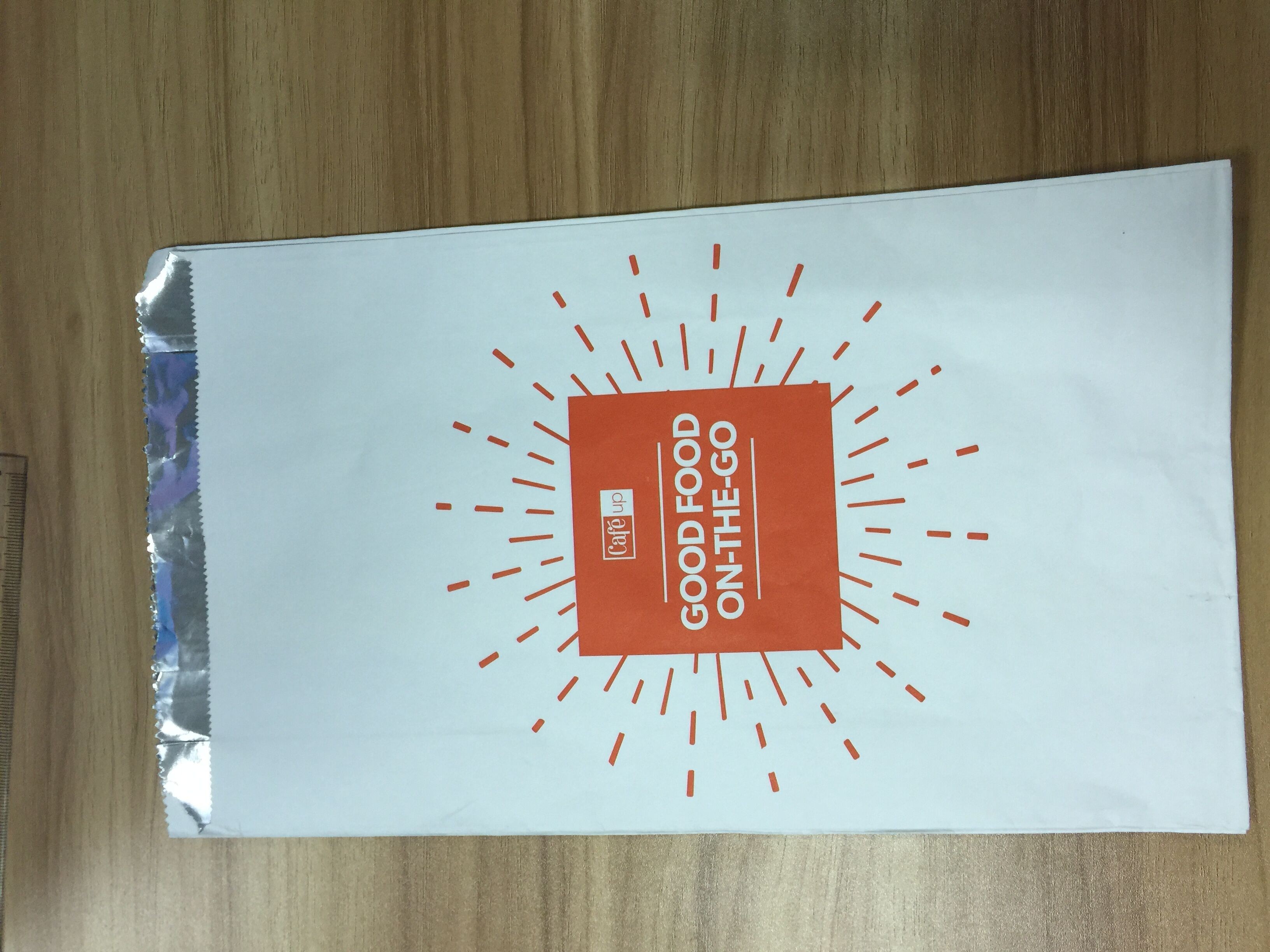 O papel de embalagem Alinhou a folha dentro do projeto personalizado sacos de empacotamento do frango assado