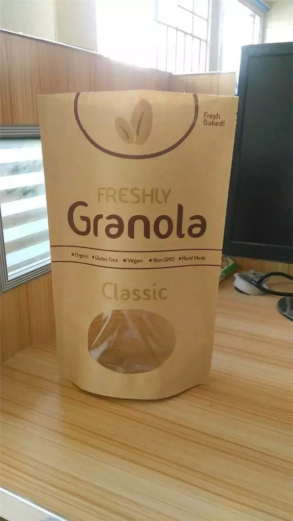 O costume impresso levanta-se o saco de papel de Kraft, saco do petisco que empacota com janela